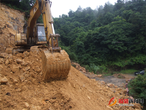 	点头镇：冒雨清坍方除隐患保公路畅通