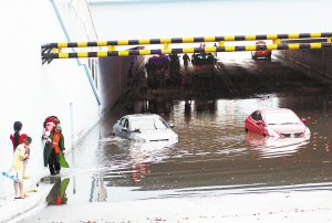 厦门昨晨暴雨岛内多处积水 两车被困涵洞(图)