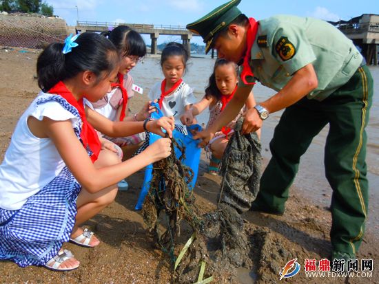 “世界清洁地球日”边防官兵与师生在行动2.jpg