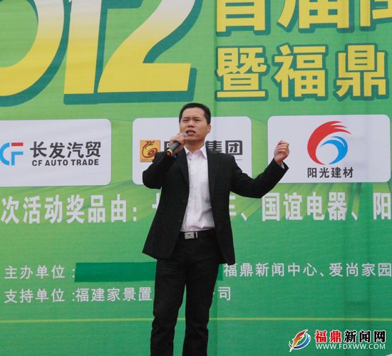 活动现场歌手演唱