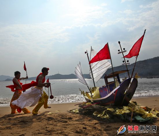 6渔村普渡节村民们在沙滩上举行焚船祭海仪式。.JPG