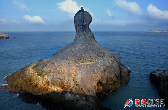 10台山岛上著名的“雨伞礁”犹如天鹅雄踞茫茫东海。.JPG