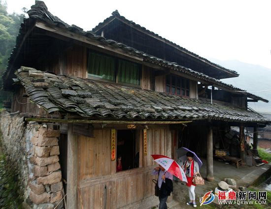 9.古村游人驻足.jpg