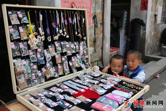 两名6岁的小男孩在家人的协助下销售自制的贝壳手工艺品.JPG