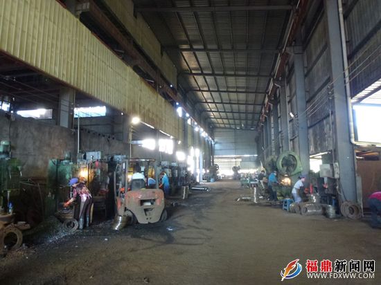 福建华隆金属制品有限公司铸钢车间工人正在生产.JPG