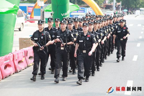 "五一"期间,福鼎市公安局特警队开展武装巡逻