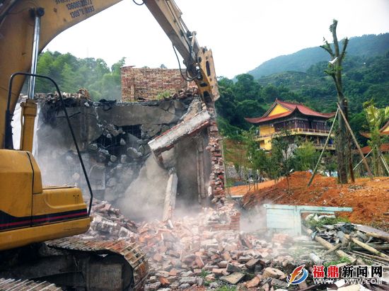 点头镇：拆违促拆迁 推进小城镇建设