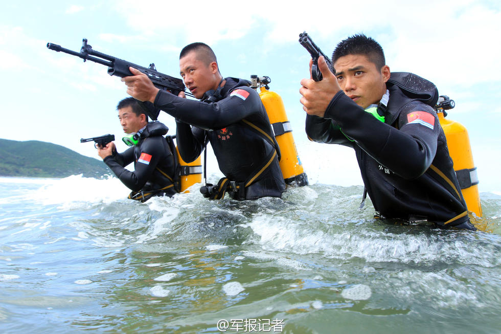 组图：海军陆战队蛙人南海训练 手持水下枪