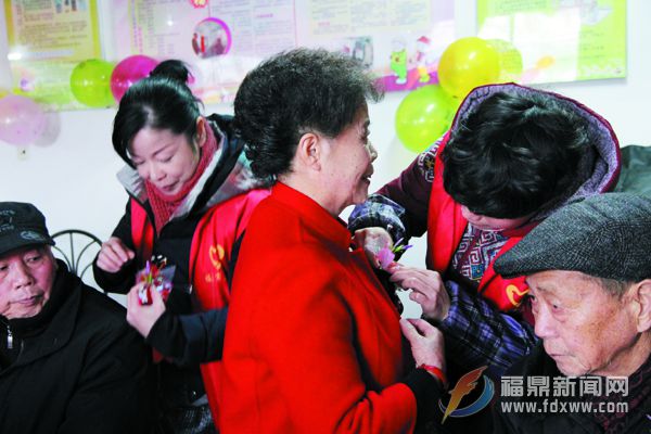 龙山社区 为老人举办新春祝寿会