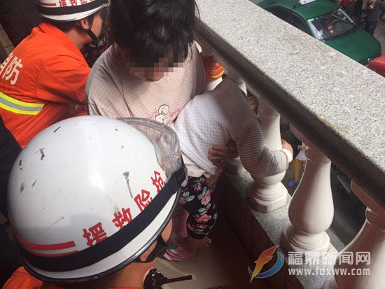2岁女童被困栏杆  民警消防紧急出动脱围.jpg