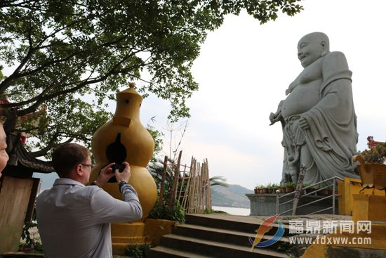 季墨菲在拍摄充满中国宗教感的塑像.JPG