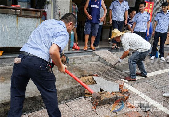 拆除私自搭建的店外“平台”.jpg