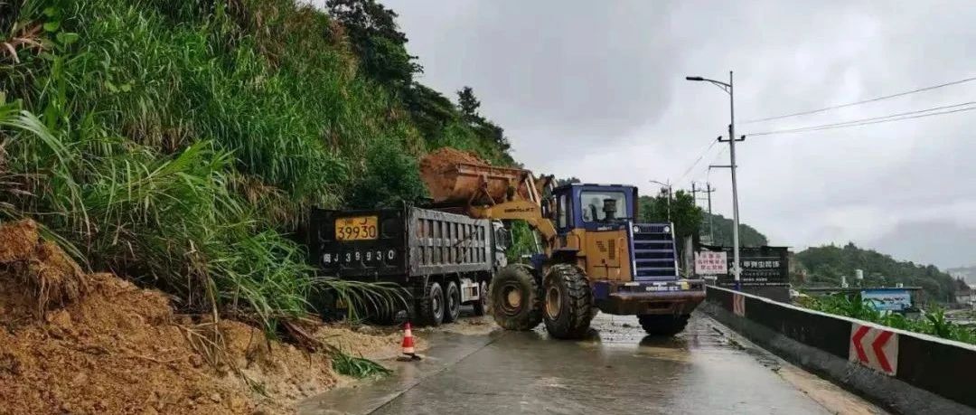 强降雨致福鼎多路段溜方，抢险人员全力以赴忙抢通